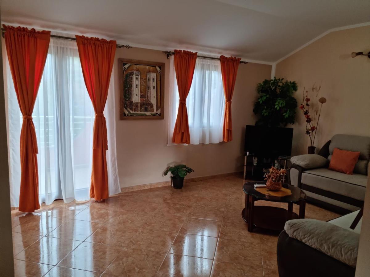 Milas Trojica كوتور المظهر الخارجي الصورة
